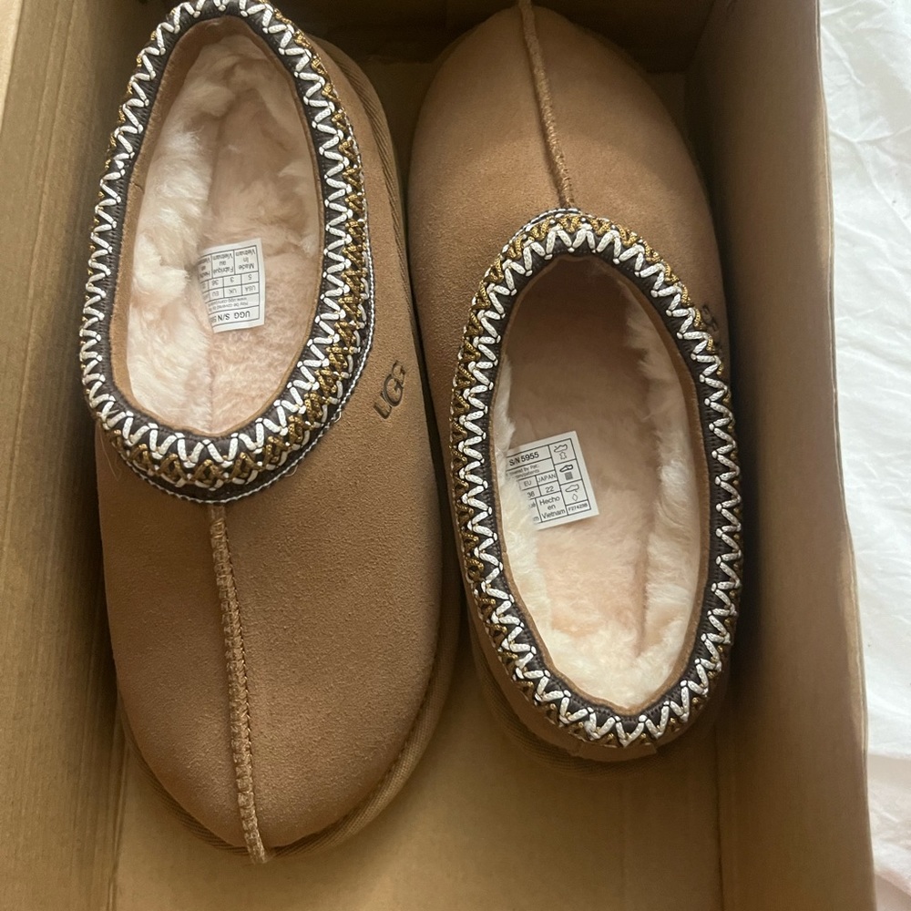 NWT Ugg Tasman Booties !!! Size 5 Women’s NEVER WORN